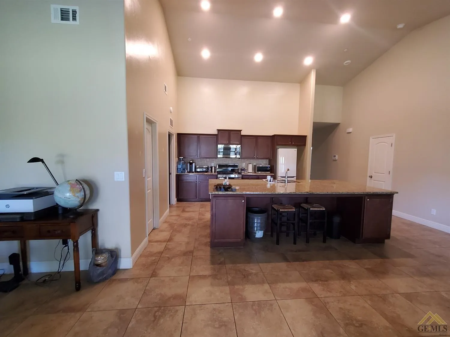 3 bed, 1746 sqft, $2,450 — Photo 2