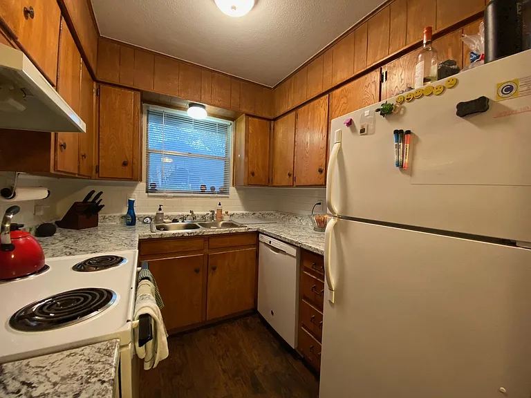 1107 N Locust St — Photo 3
