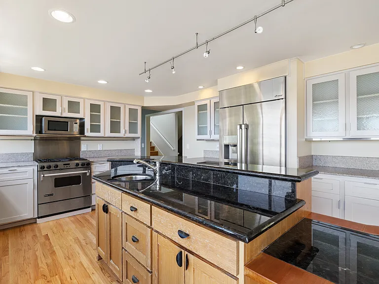 7705 W Mercer Way — Photo 6