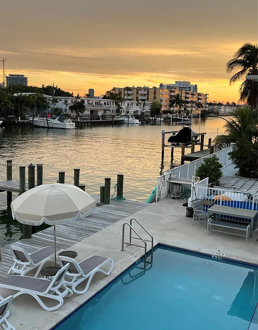 Biscayne Bch Sub — Photo 1