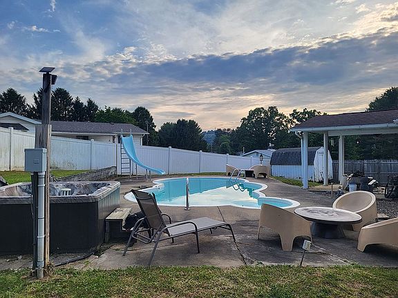 2nd image of 374 Brookhaven Rd