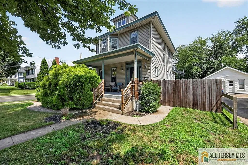 2 bed, 1.0 bath, 1764 sqft, $2,300 — Photo 3