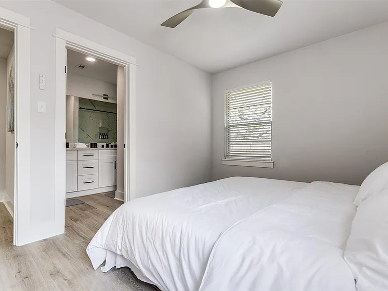 4034 Woodfin St — Photo 13