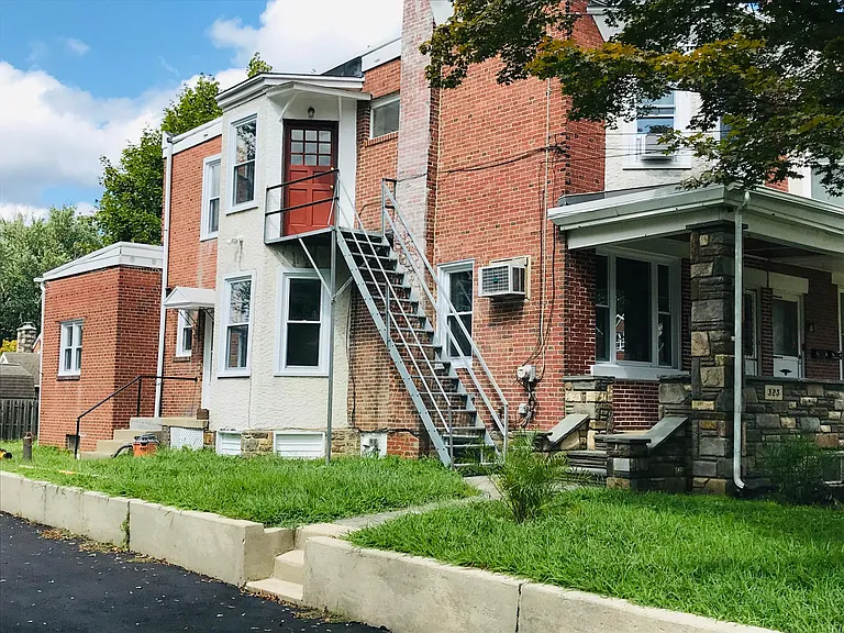 323 Brighton Ter — Photo 12