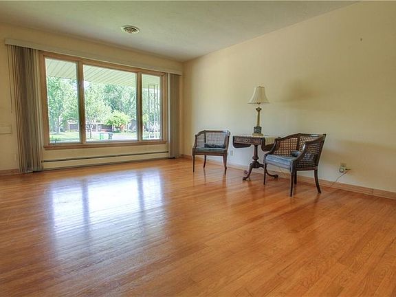 3rd image of 647 Radford Dr