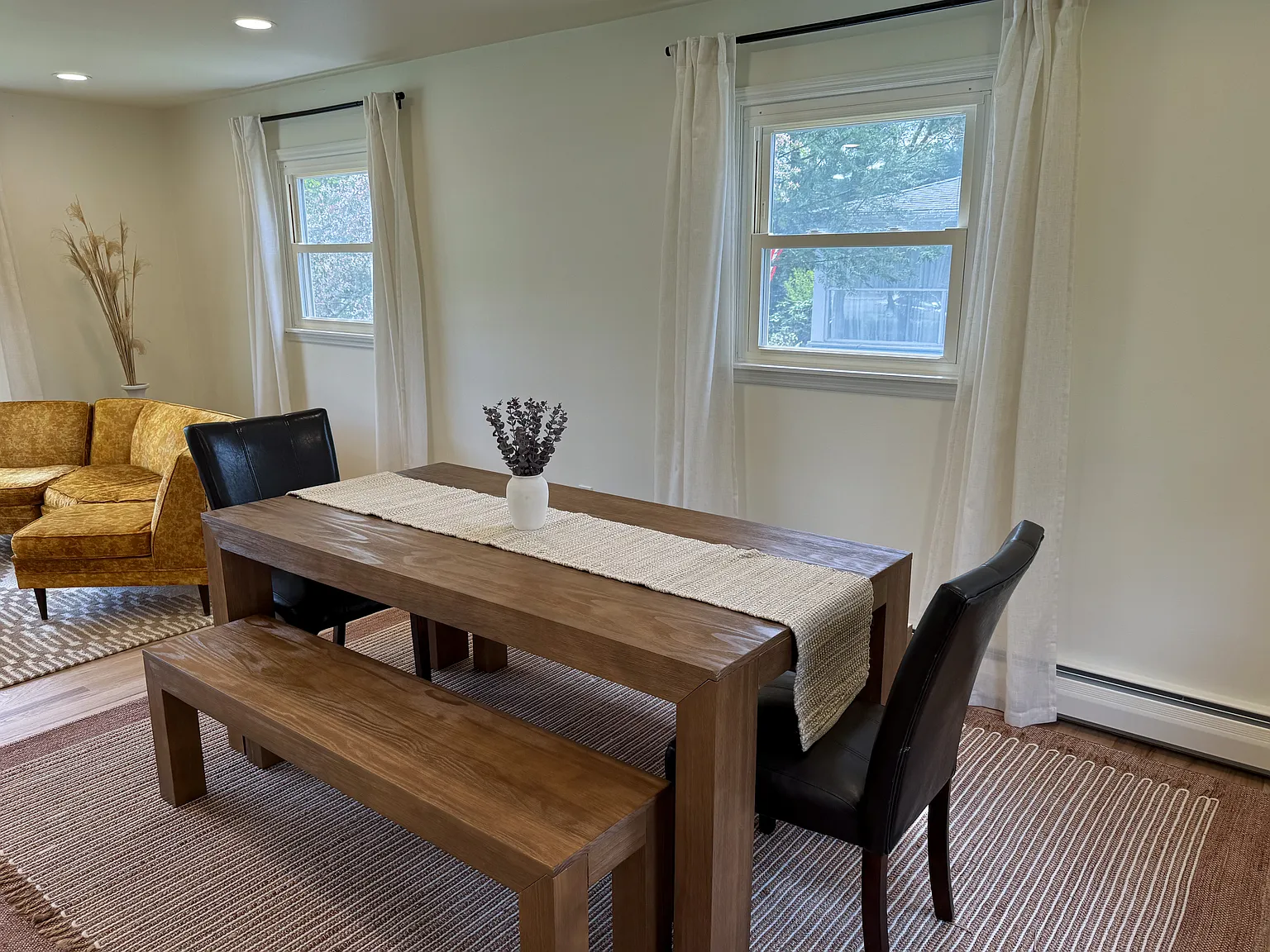 4 bed, 2000 sqft, $2,085 — Photo 2