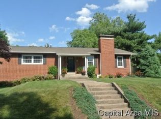 5 Queens Ln, Jacksonville, IL 62650