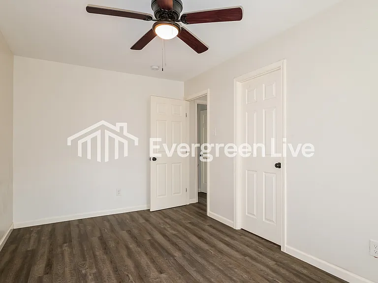10422 Castle Dr — Photo 3