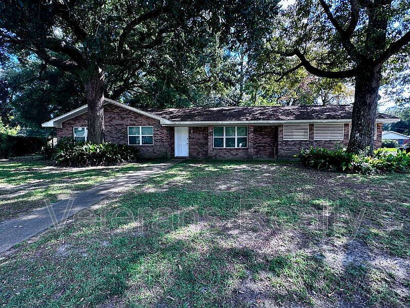 1st image of 784 Holly Hills Dr