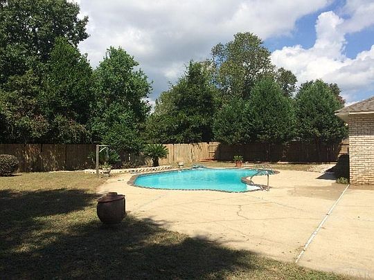 3rd image of 2201 Oxford Dr