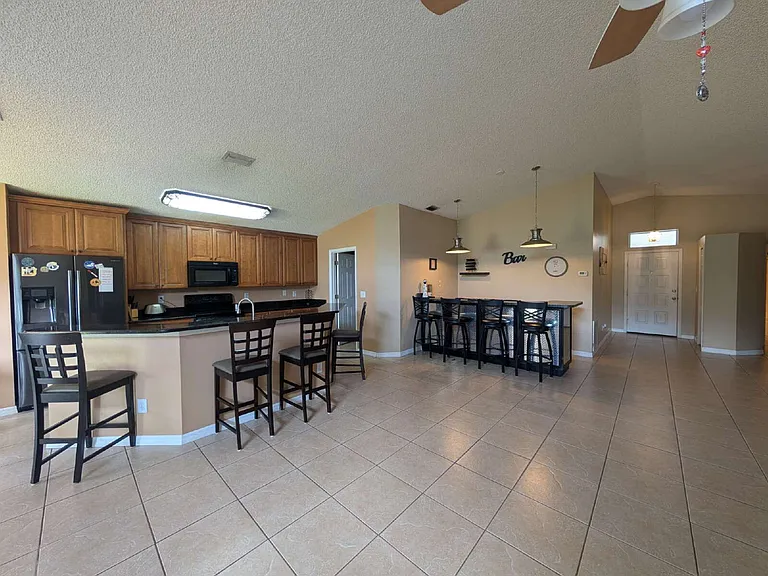 880 Villa Dr — Photo 4