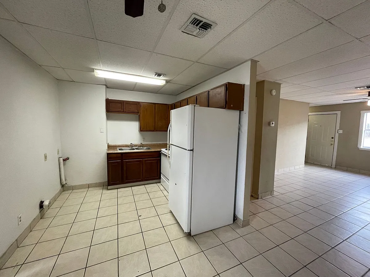 Building Photo - 102 S Commonsway Dr #C