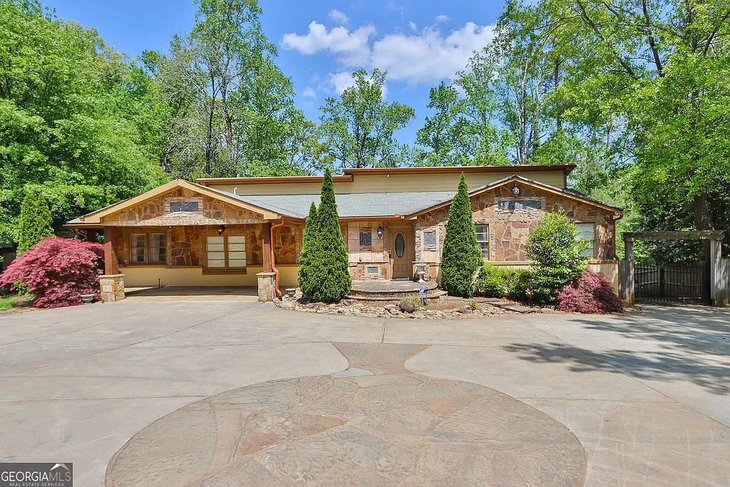 6 bed, 4.0 bath, 4490 sqft, $10,000 — Photo 1
