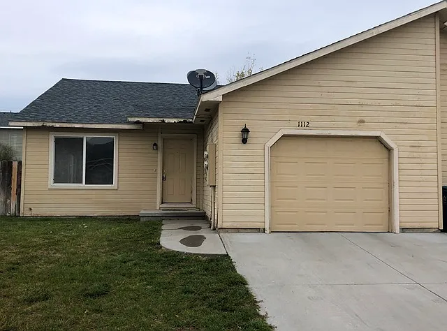 1114 SE Freedom Cir — Photo 1