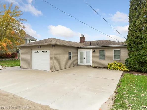 8819 Riverside Dr, Brighton, MI 48116