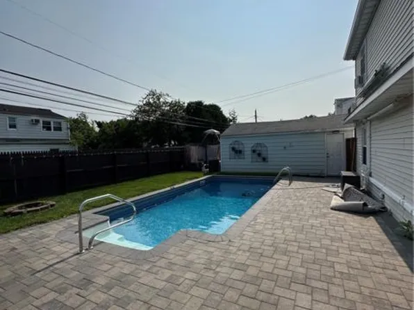 12 Green Ln, Levittown, NY 11756