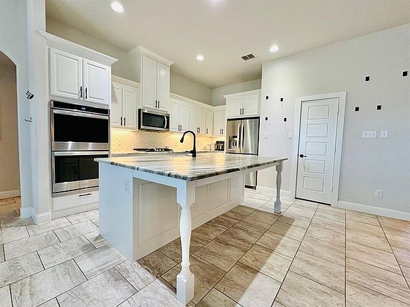 5th image of 4737 Christie Ave