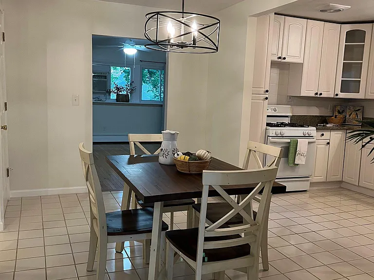2332 Ardmore Ave — Photo 10