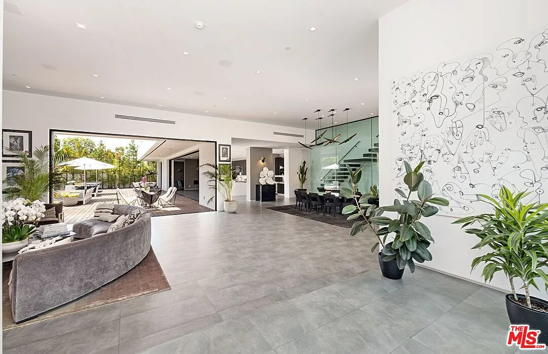 7 bed, 8.5 bath, 8000 sqft, $70,000 — Photo 4