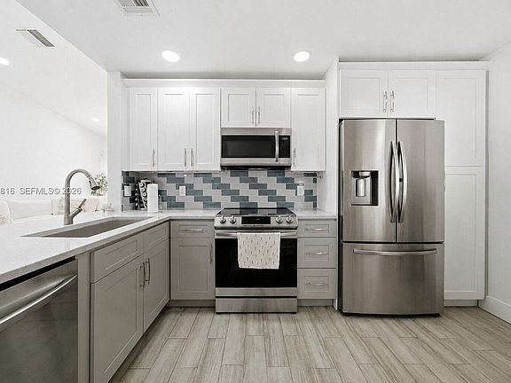 5th image of 4926 SW 32nd Ave #136