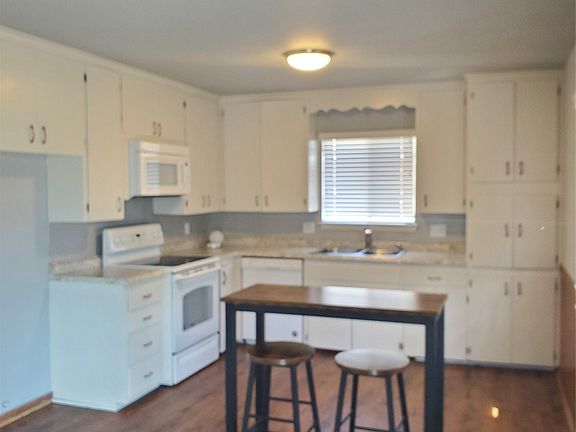 3rd image of 527 N Moccasin Pl
