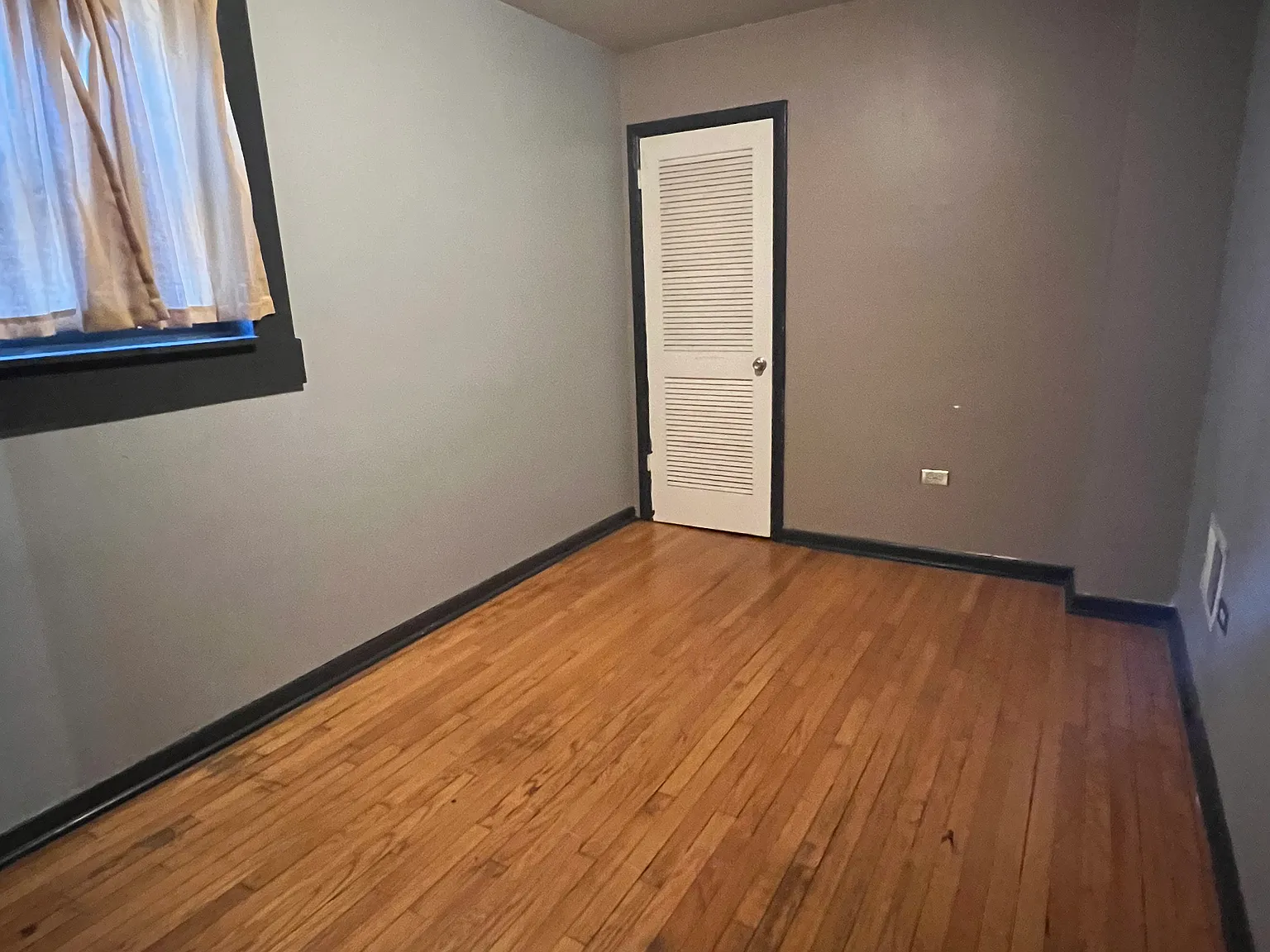 2324 S Leavitt St — Photo 2
