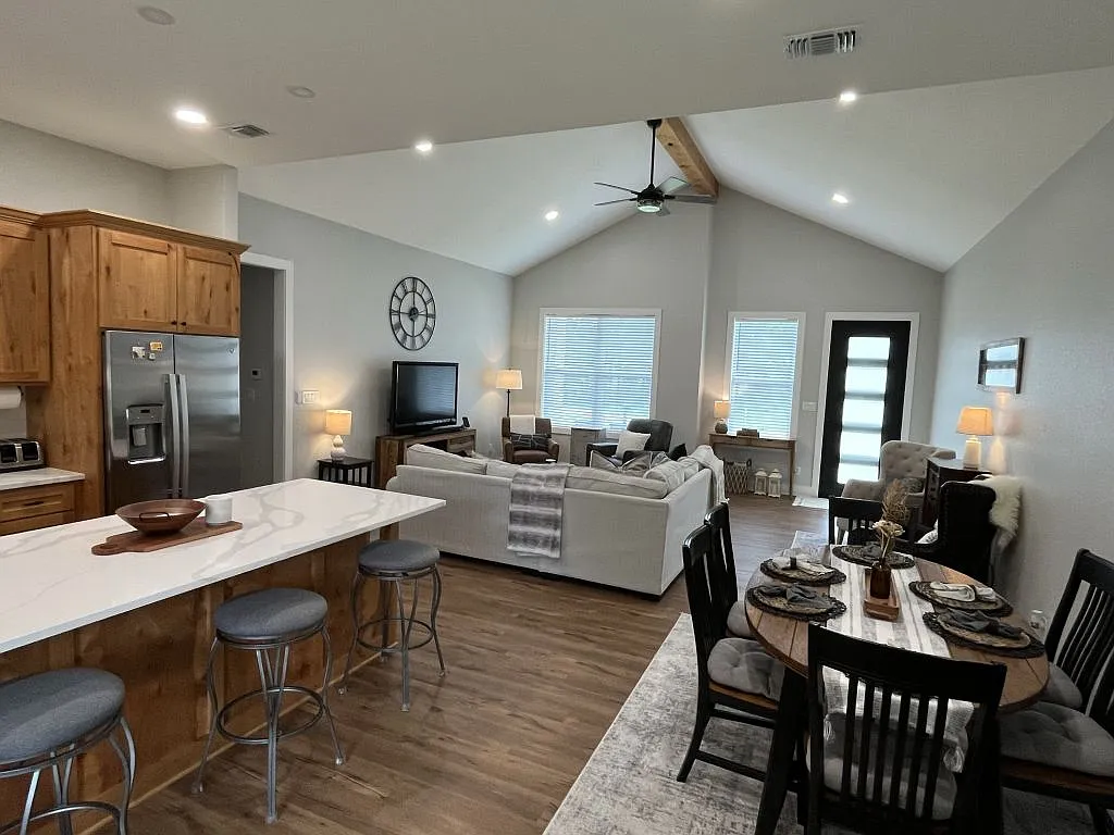 3 bed, 1600 sqft, $2,550 — Photo 4
