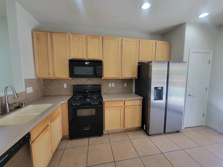 2202 Margarita Dr SE — Photo 9