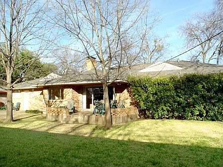 Spacious yard w/ Patio