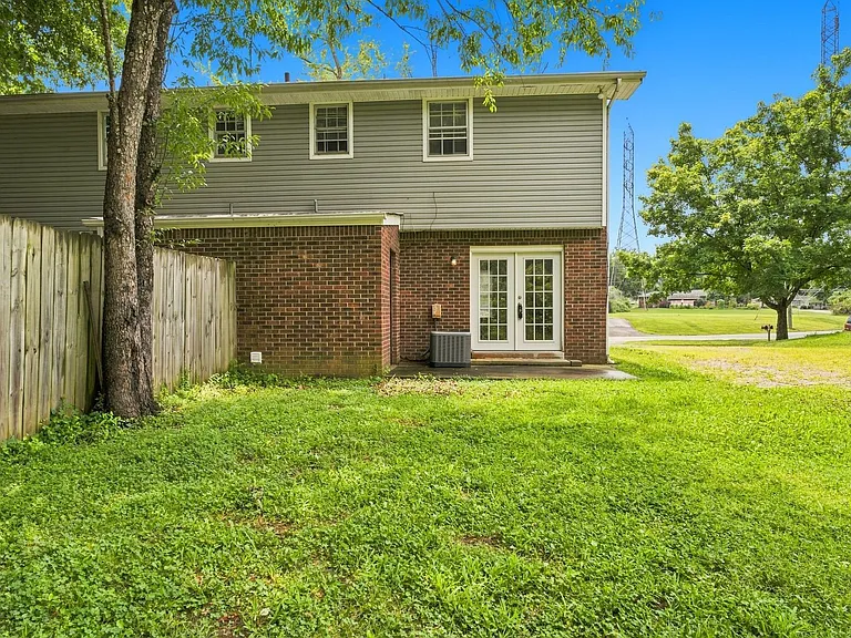 758 McPherson Dr — Photo 31