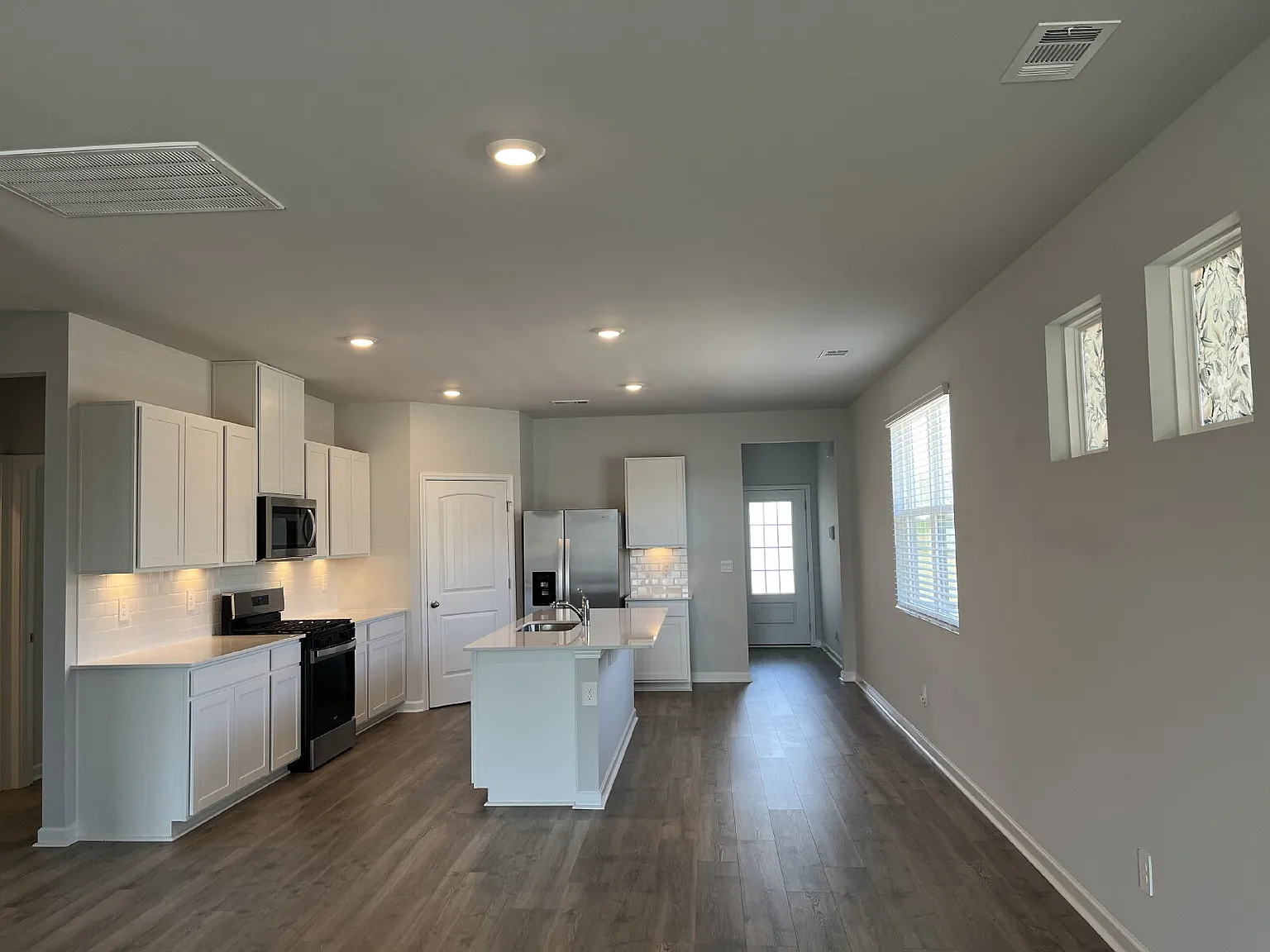 3 bed, 2.0 bath, 1707 sqft, $2,080 — Photo 3