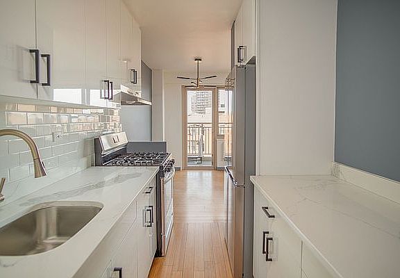 4th image of 2925 W 5th St APT 10B