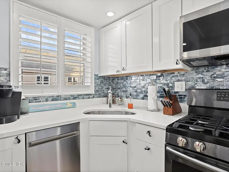 2149 Fairfield Beach Rd — Photo 16