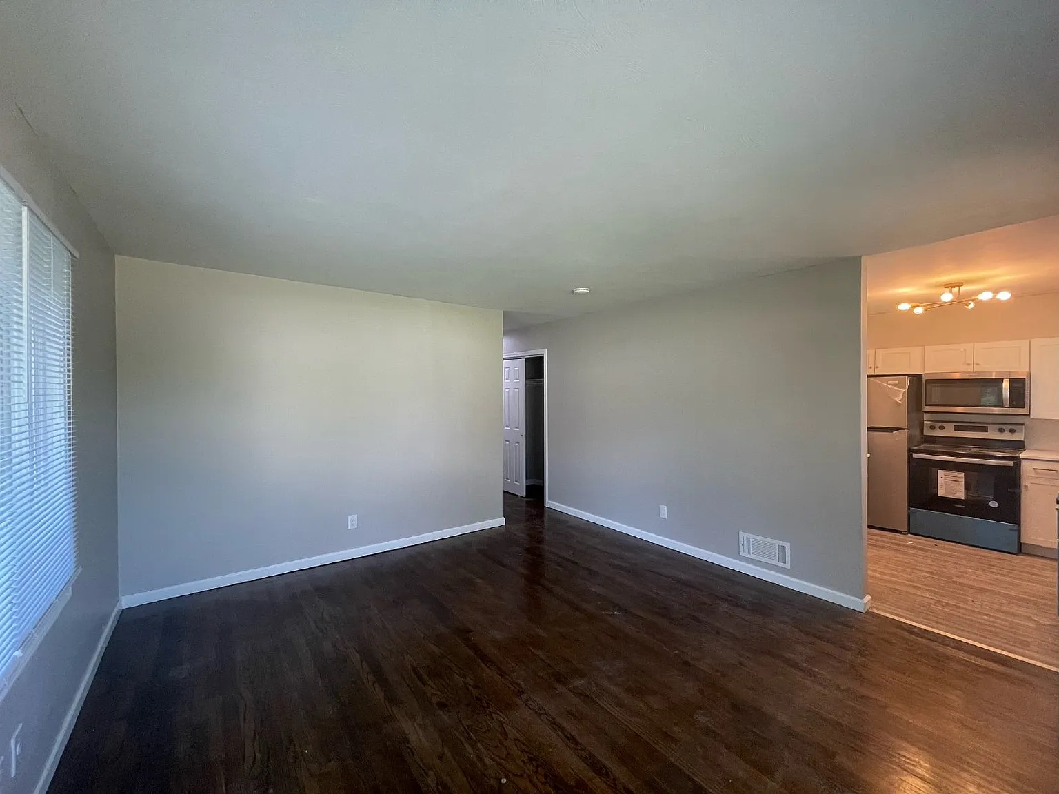 3 bed, 1.0 bath, 864 sqft, $1,450 — Photo 4