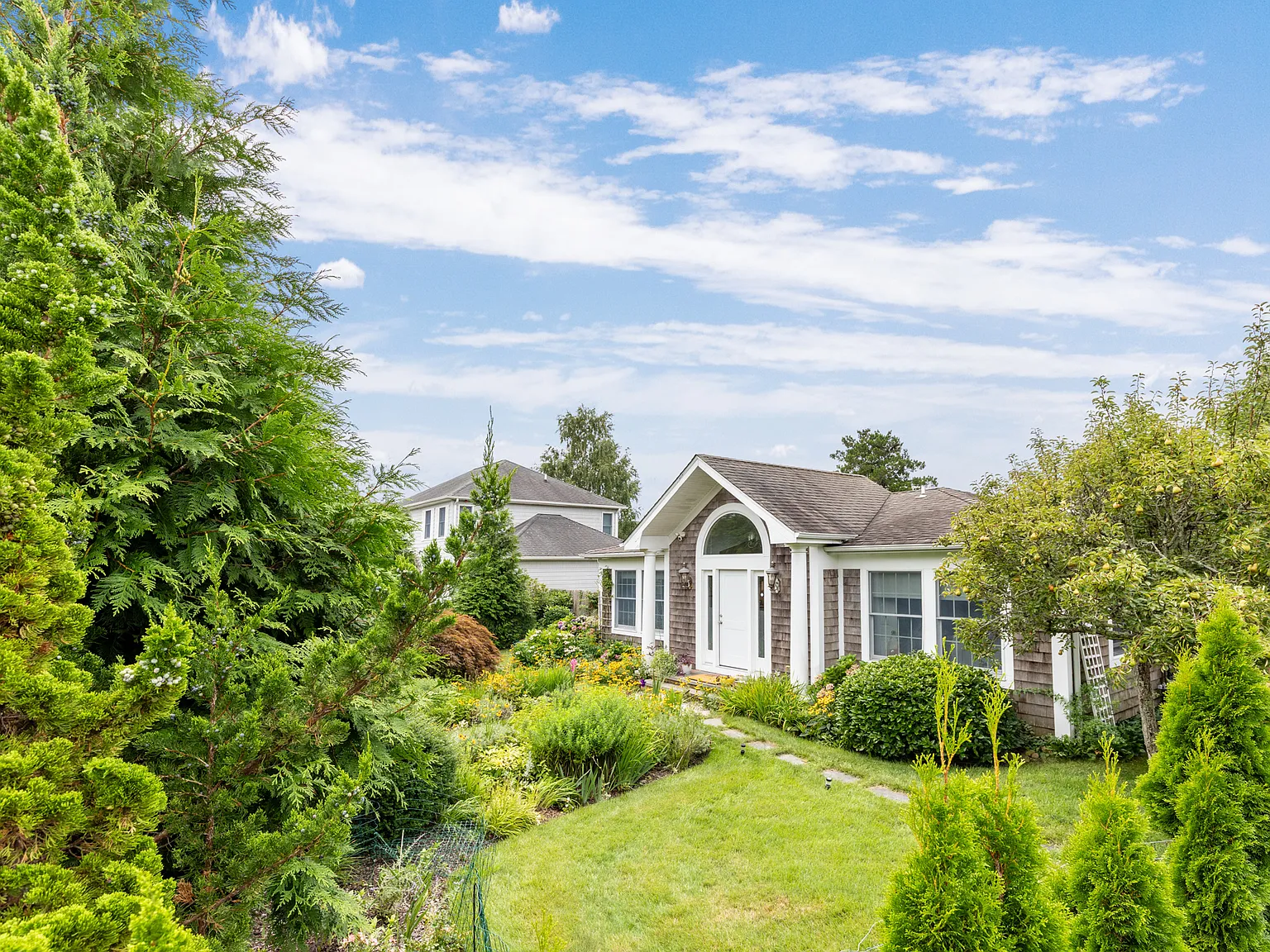 English Garden Retreat with Private Bay Access — Photo 1