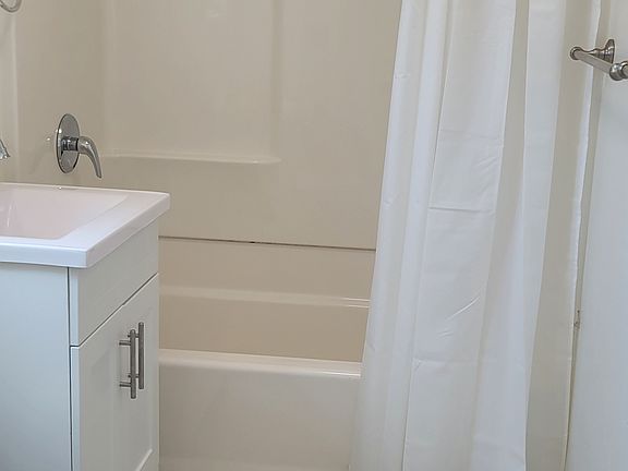 FULL BATH, 1ST FLOOR