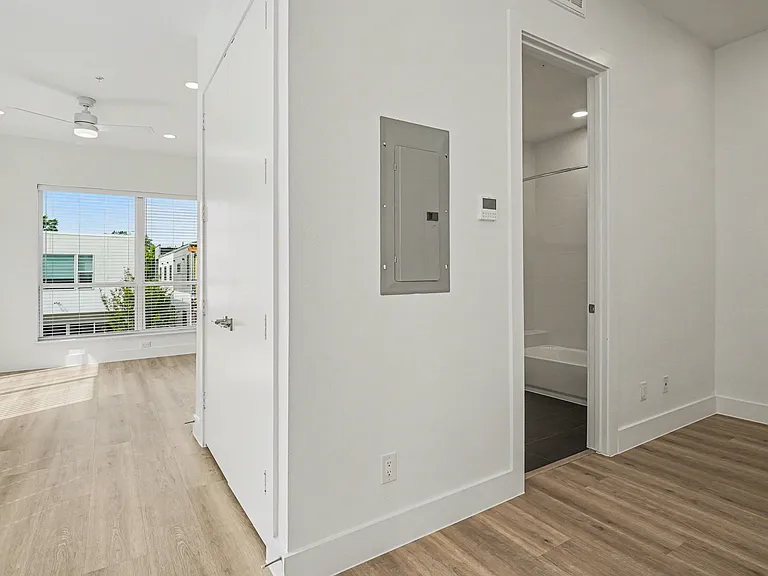 2217 N Fitzhugh Ave #205 — Photo 3