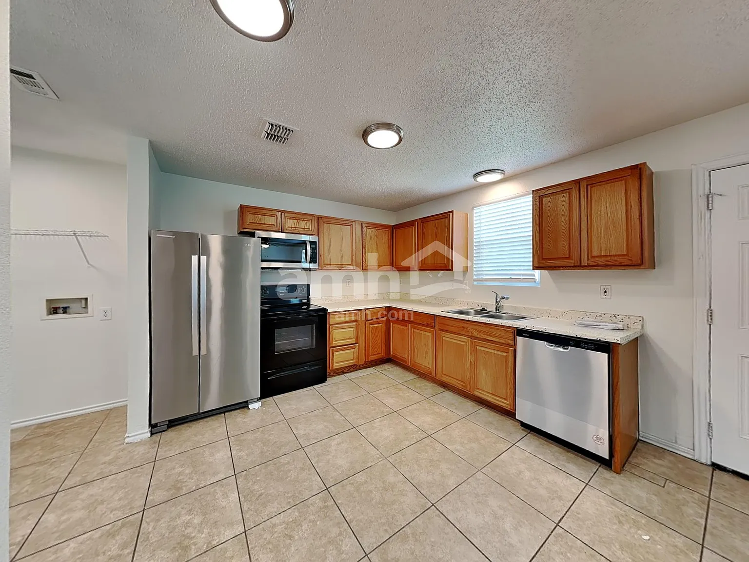 3 bed, 2.5 bath, 2320 sqft, $2,315 — Photo 3