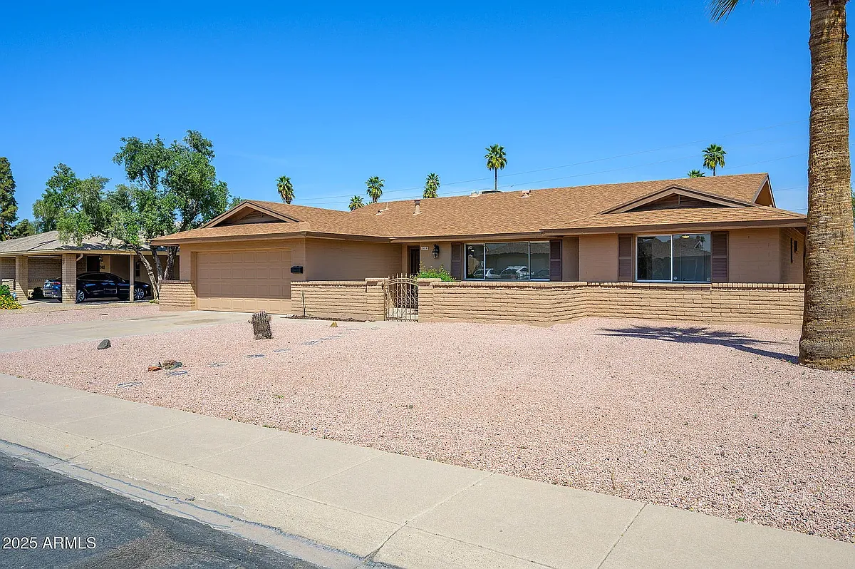 Building Photo - 2418 E Huntington Dr