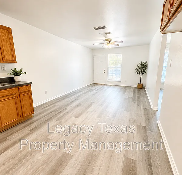 705 Miracle Ln #D — Photo 2