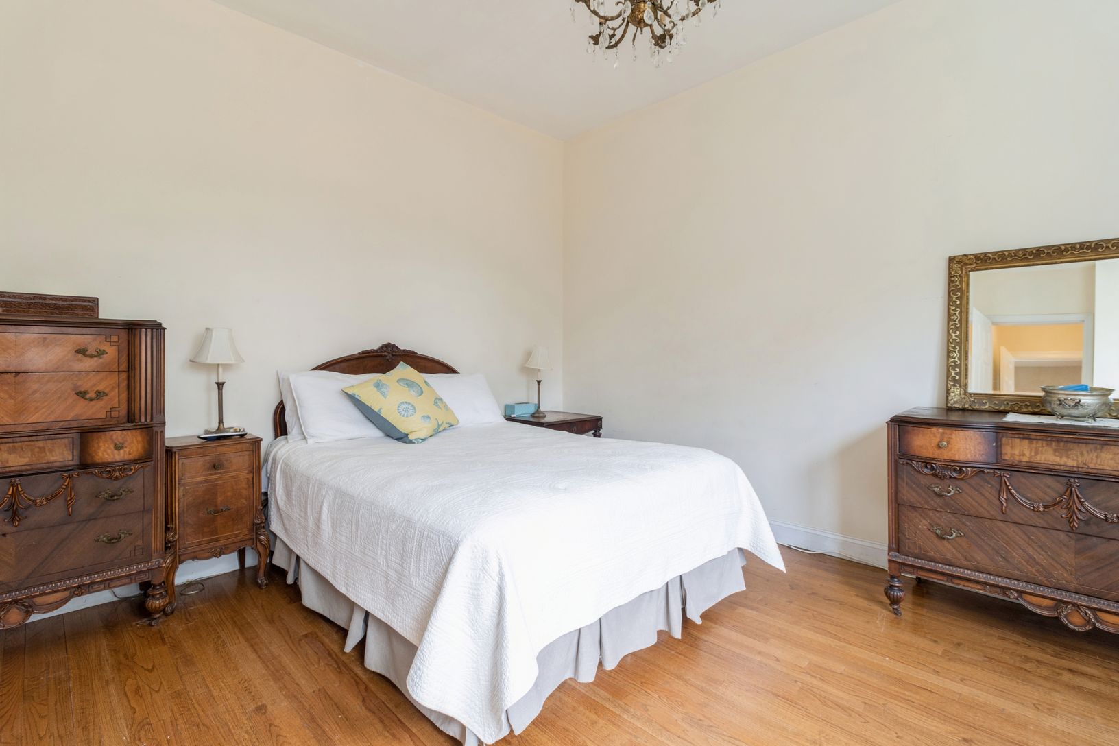  Comfortable bedroom