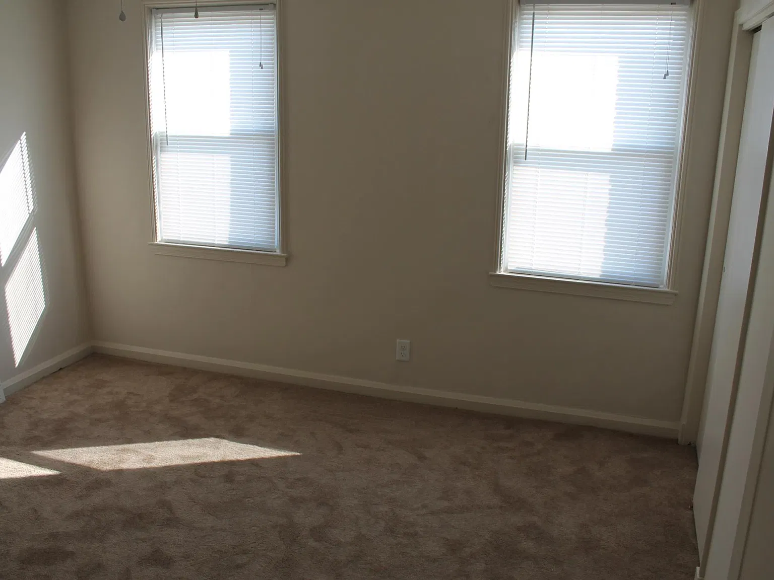 3 bed, 1024 sqft, $2,050 — Photo 4