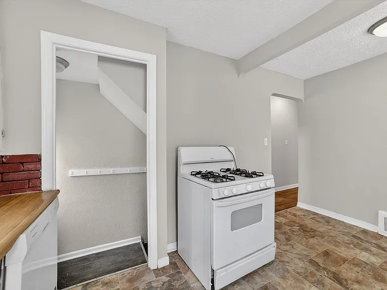 1568 Parker Dr — Photo 8