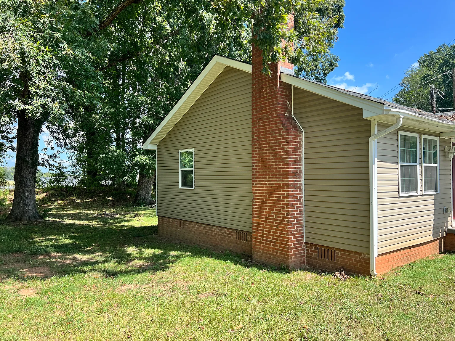 2104 W Randolph Rd — Photo 2