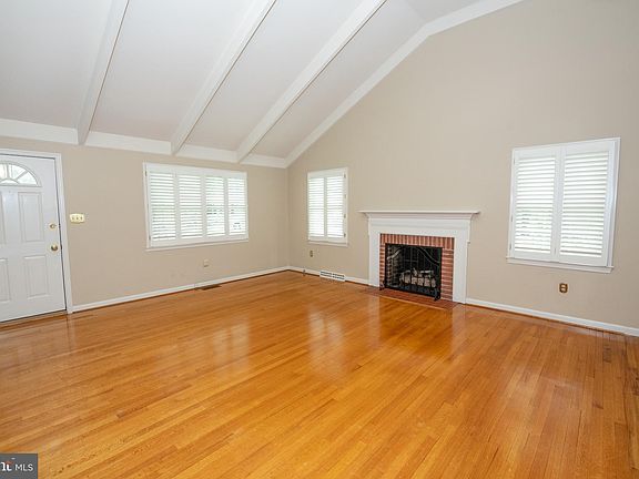 4th image of 17 E Jefferson St