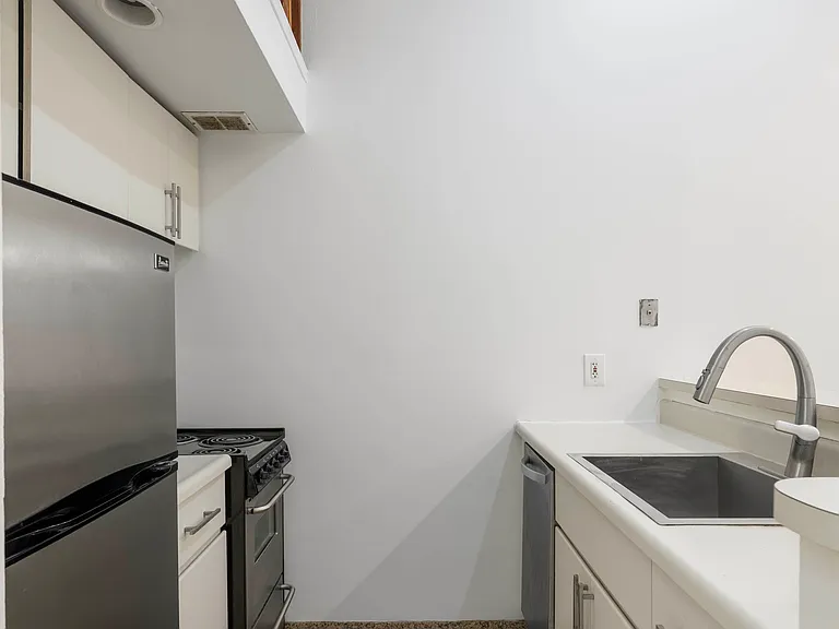 213 E 37th St #1F — Photo 12