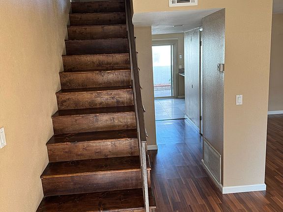 4th image of 813 Beyer Way