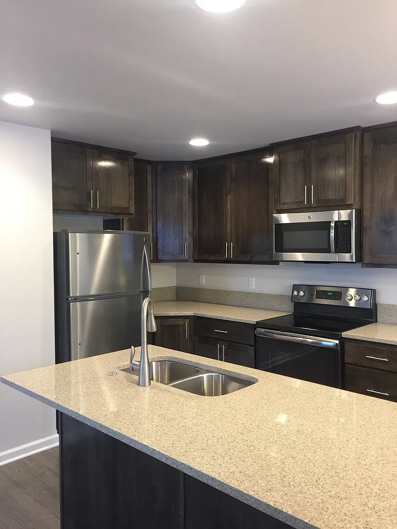 SE Newer Townhouse, 3 Bedrooms, 2 1/2 Baths, Garage, Gas Heat, Patio, Pet Considered — Photo 4