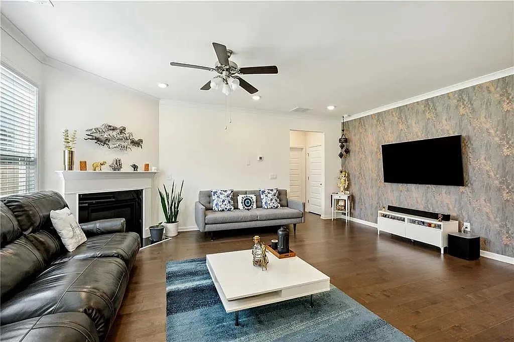 4 bed, 2558 sqft, $2,750 — Photo 2