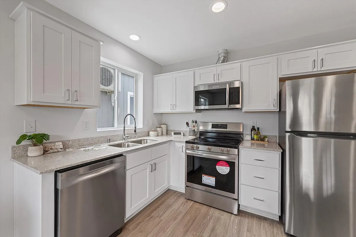 2 bed, 900 sqft, $1,795 — Photo 2